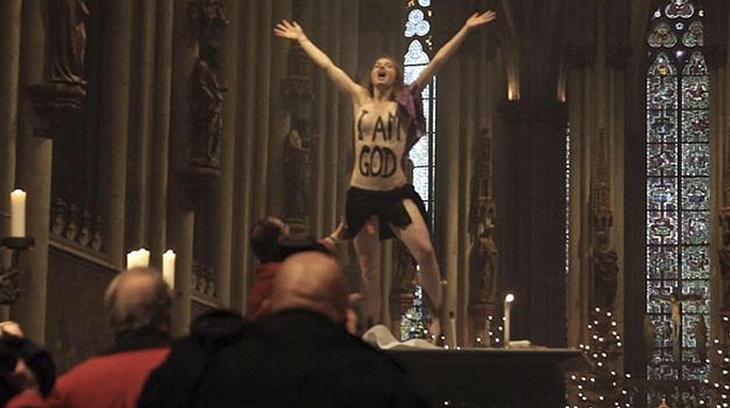 Una activista de Femen se manifiesta en la catedral de Colonia