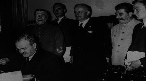 El Ministro de Asuntos Exteriores Soviético Vyacheslav Molotov firmando el pacto de no agresión entre la URSS y la Alemania nazi. Junto a el el Ministro de Asuntos Exteriores alemán Joachim von Ribbentrop y Josef Stalin.