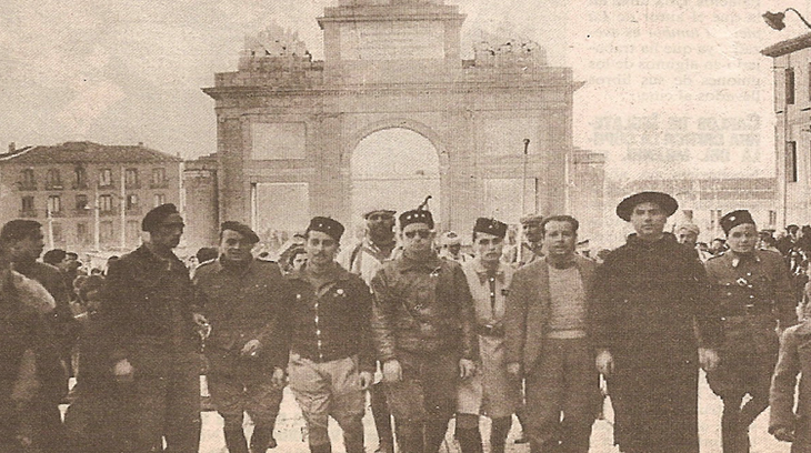Oficiales de Africa entran en Madrid al frente de sus tropas tras la caida de la capital. Al fondo, la Puerta de Toledo