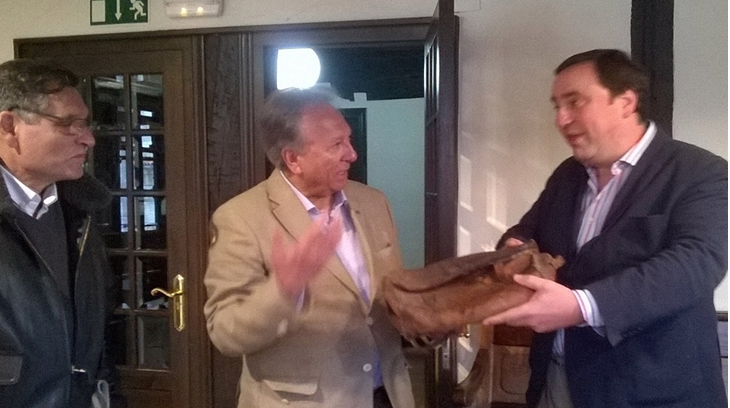 Dr. Isidoro Medina haciendo entrega a don Iñigo Pérez de Rada del maletín del Cura Santa Cruz