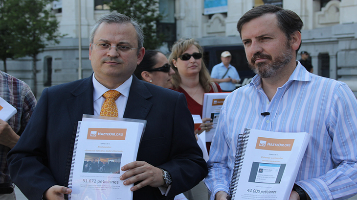 Javier Pérez- Roldán e Ignacio Arsuaga en la entrega de 100.000 firmas pidiendo la distitución de los concejales violentos del Ayuntamiento de Madrid.