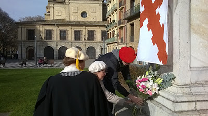 Un joven y una margarita colocan la flores a la Inmaculada ante la mirada de la Presidente de la CTC.