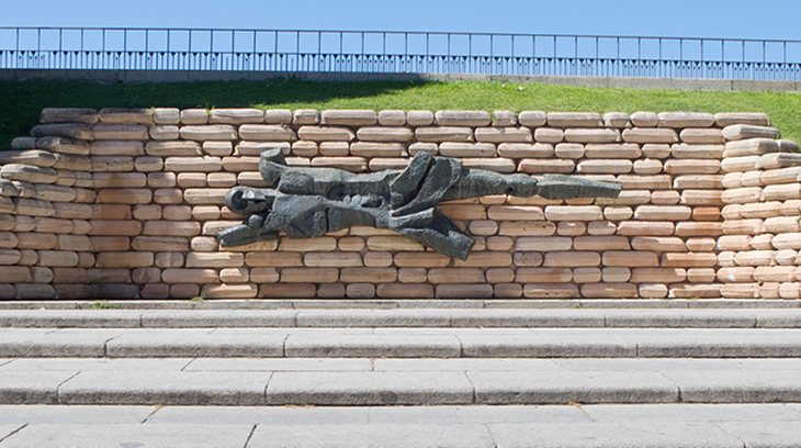 Monumento en recuerdo a los asesinados en el Cuartel de la Montaña