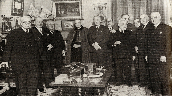  La Mesa del Instituto de España, presidida por el Excmo. y Revmo. Sr. Patriarca de las Indias Occidentales y Obispo de Madrid-Alcalá, Dr. Eijo y Garay, al que acompañaban los miembros de la misma, D. José García Siñériz, D. Vicente Castañeda, D. José Antonio Ubierna, D. Santiago Carro García (Real Academia Nacional de Medicina), y D. Luis Redonet y López Dóriga