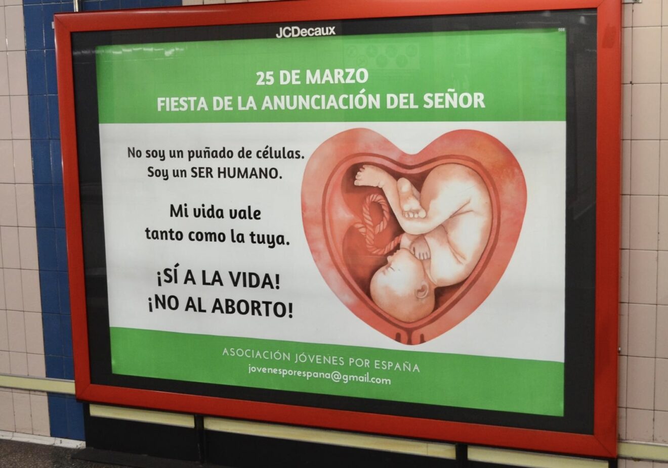 Campaña provida de Jóvenes por España en el Metro de Madrid